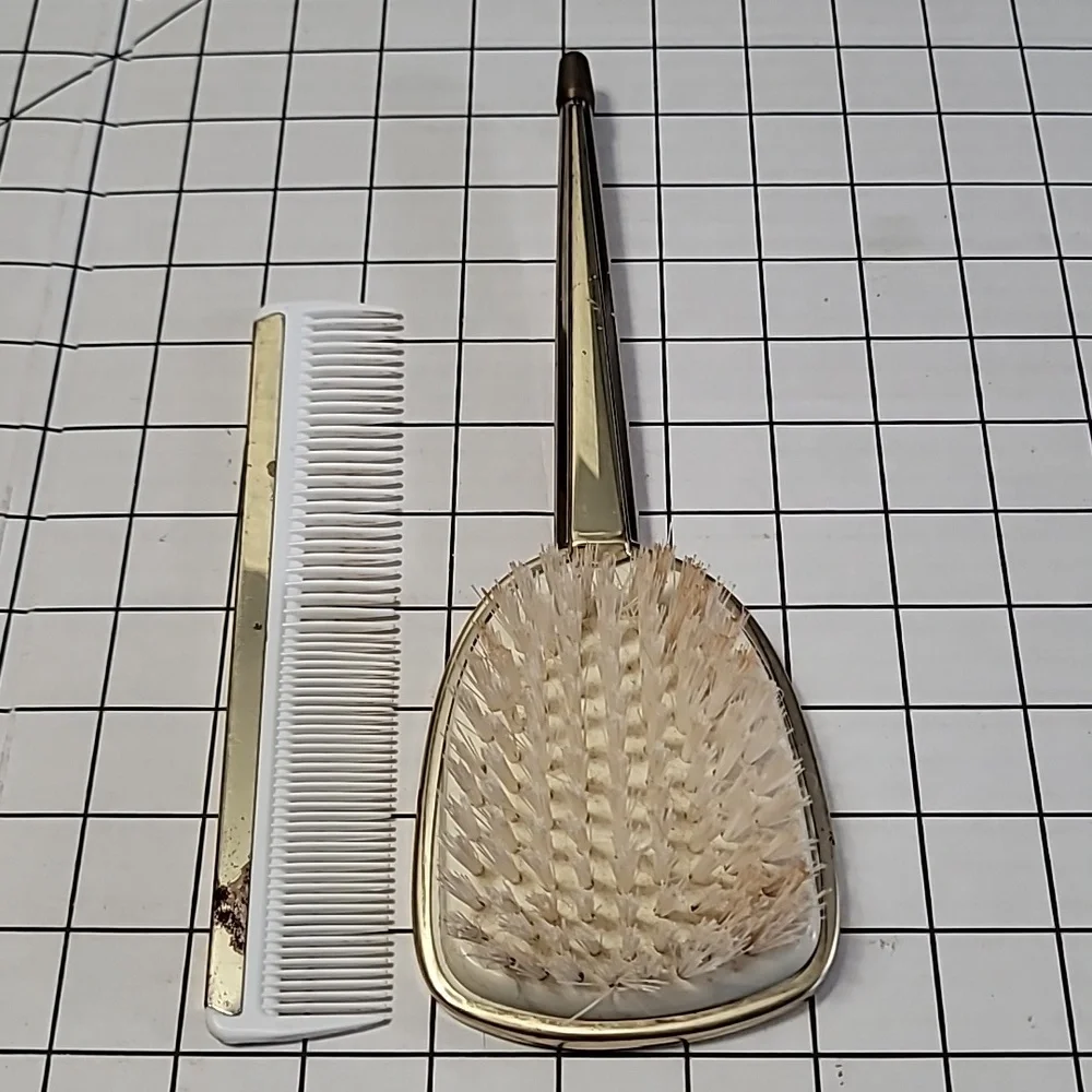 Vintage Brush and Comb Set‎